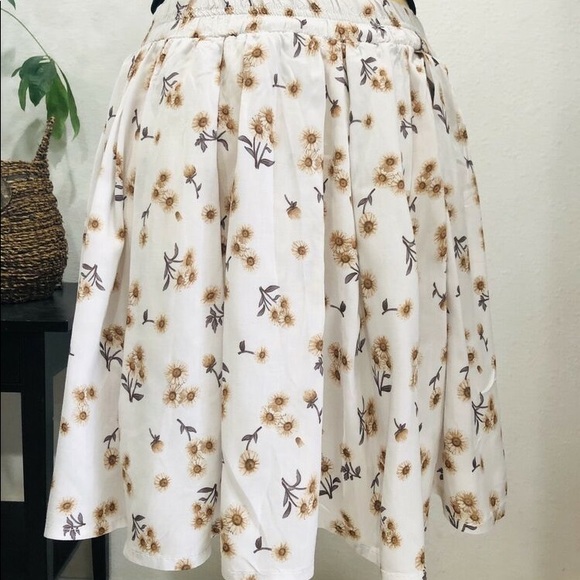 Brandy Melville Dresses & Skirts - RARE Floral Brandy Melville Skirt!